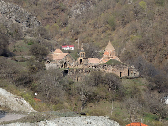 На переднем плане монастырь Дадиванк.