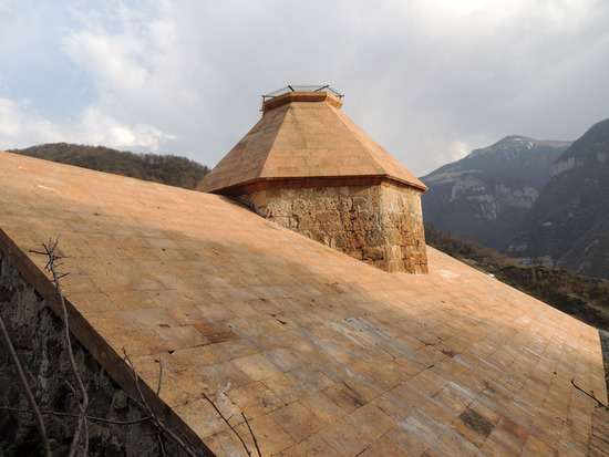 Крыша монастыря после реставрации и ремонта.