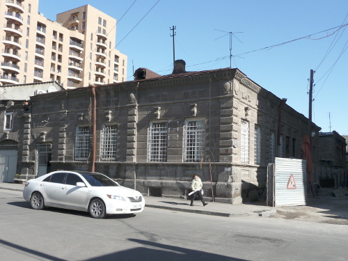 Начало улицы Бюзанда - уцелевший дом старой застройки на фоне новой многоэтажки. Ереван, 14 марта 2013 г. Фото Армине Мартиросян для "Кавказского узла"