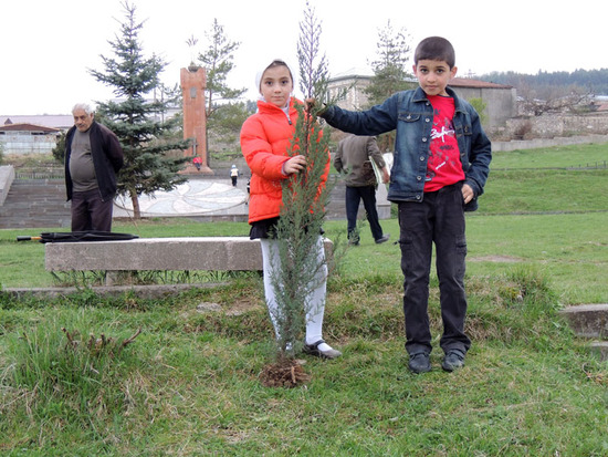 Эта ёлочка этих детей - взрослые помогли выкопать лунку, а они посадили её.