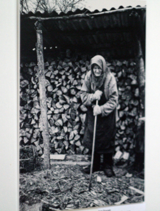 На фото Игоря Бурляя - женщина, которая даже после эвакуации вернулась в свой дом и продолжает жить в селе, пострадавшем в результате аварии.  Выставка "Чернобыль. 27 лет спустя". Тбилиси, 17 апреля 2013 г. Фото Анны Коноплевой для "Кавказского узла"