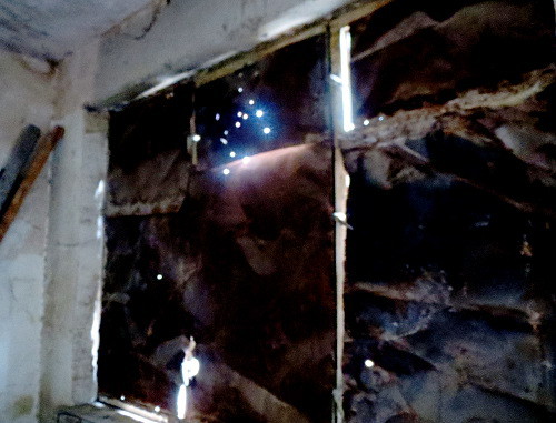 Окно в одной из комнат студенческого общежития, в которую во время военных действий попал снаряд установки "Град". Нагорный Карабах, Степанакерт, 17 апреля 2013 г. Фото Алвард Григорян для "Кавказского узла"