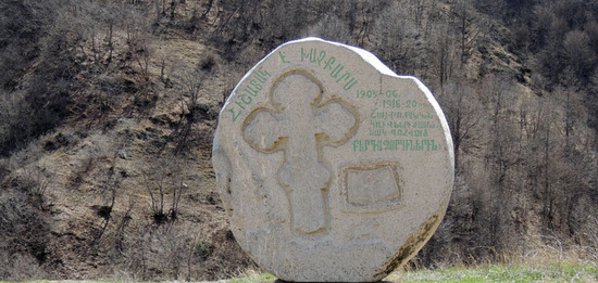 Камень установленный на развилке в с.Бердадзор.