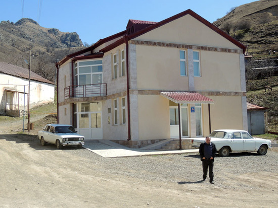 Здание администрации села Бердадзор.