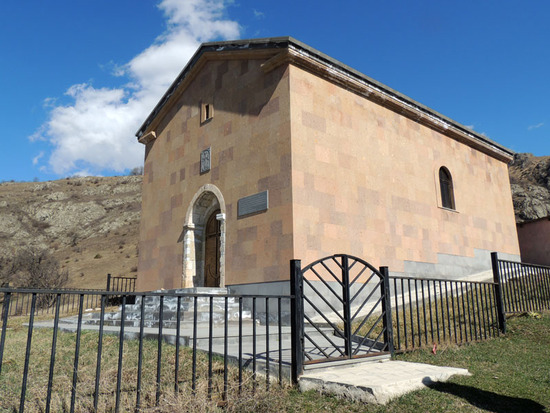 Церковь Святого Пантелеймона 17 век. Находится высоко в горах, на машине минут 15 взбирались в горы.