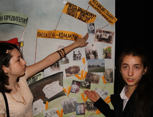 Призеры конкурса Яна Глущенко и Антонина Столбовская у стенда с фотографиями героев их работы. Москва, 30 апреля 2013 г. Фото Натальи Крайновой для "Кавказского узла"