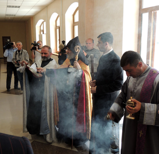 Архиепископ Арцахской епархии ААЦ архиепископ Паргев Мартиросян молится и благославляет открытие школы.