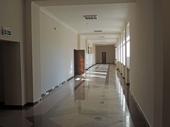 Школьный коридор на втором этаже.