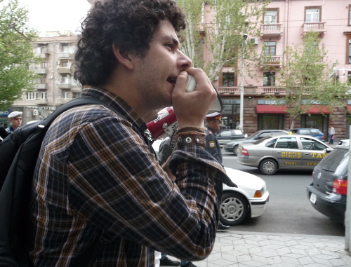 Участник акции протеста. Ереван, 19 апреля 2013 г. Фото Армине Мартиросян для "Кавказского узла"