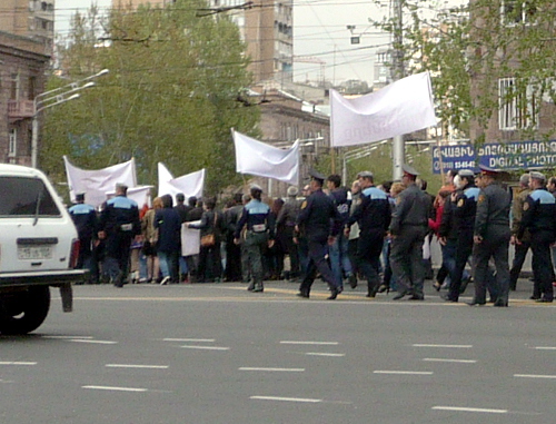 Участники акции протеста в сопровождении полиции шествуют по улицам Еревана. 19 апреля 2013 г. Фото Армине Мартиросян для "Кавказского узла"