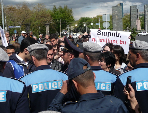 Протестующие у здания мэрии. Надпись на плакате: "Тарон, ты будешь осужден". Ереван, 19 апреля 2013 г. Фото Армине Мартиросян для "Кавказского узла"