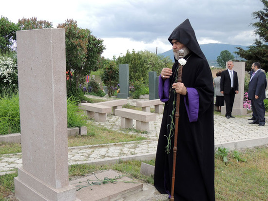Предводитель Арцахской Епархии ААЦ  архиепископ Паргев Мартиросян у могилы погибшего солдата в Карабахской войне.