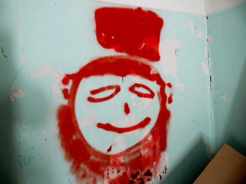 Рисунок, обнаруженный на стене взорванного дома Каранаевых после ухода силовиков. Буйнакск, 8 мая 2013 г. Фото "Кавказского узла"
