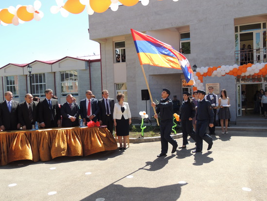 Ученики 11-го класса выносяв флаг Нагорного Карабаха.