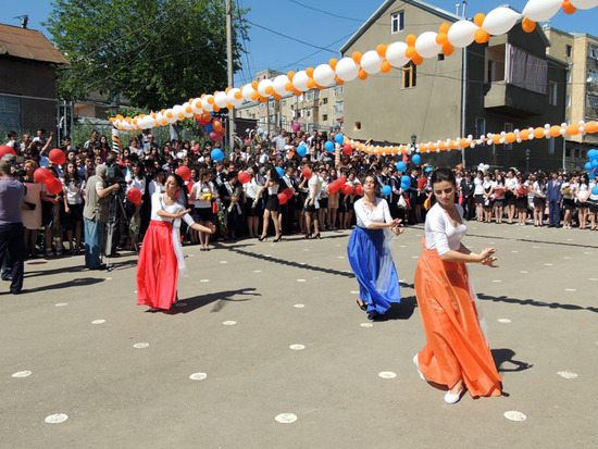 Ученицы исполняют армянский народный танец.
