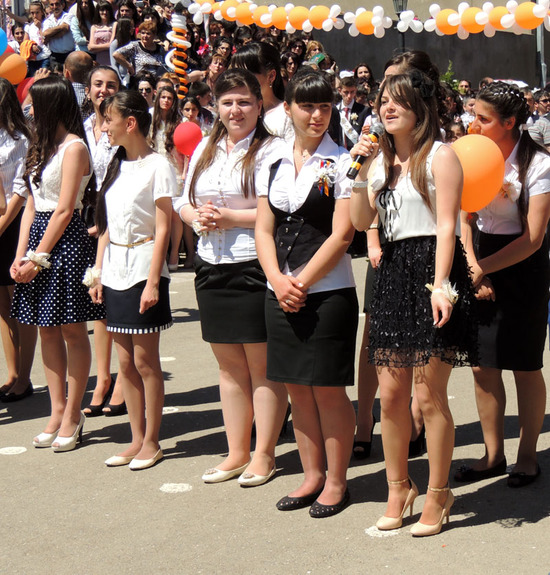 Благодарственные слова выпускников своим учителям на армянском, русском и английском языках.