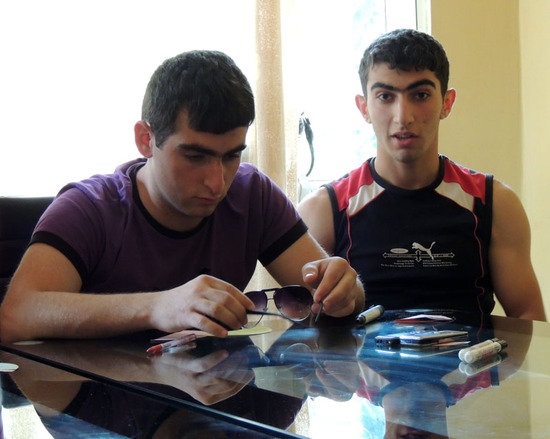 Братья Авет и Аршак занимаются спортом, но, тем не менее, у них масса вредных привычек.