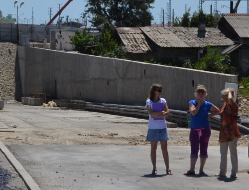 Жители дома №5-а по улице Акаций. Сочи, 2 июня 2013 г. Фото Светланы Кравченко для "Кавказского узла"