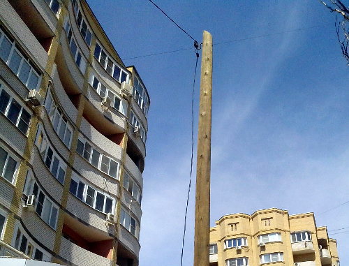 Столб, с которого был снят силовой кабель, питающий электроэнергией дом Порфирьевых. Астрахань, 6 июня 2013 г. Фото Елены Гребенюк для "Кавказского узла"