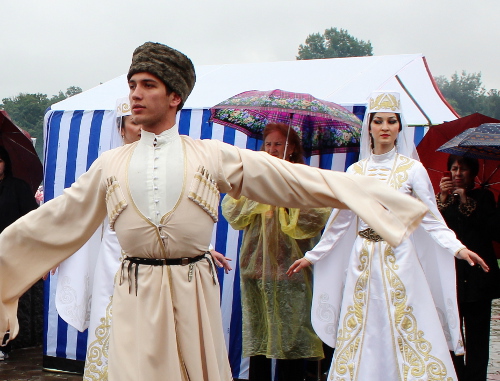 Выступление танцоров на праздновании Дня города. Северная Осетия, Владикавказ, 8 июня 2013 г. Фото Эммы Марзоевой для "Кавказского узла"