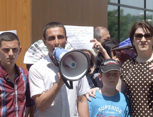 Акция протеста против вырубки парков в Тбилиси. В центре - Лаша Чхартишвили. Тбилиси, 15 июня 2013 г. Фото Эдиты Бадасян для "Кавказского узла"