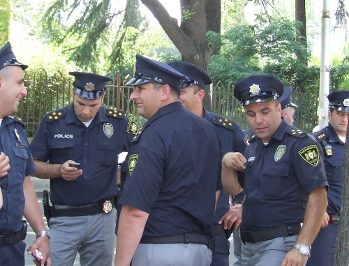 Полиция у здания прокуратуры Грузии во время проведения двух акций протеста. Тбилиси, 15 июня 2013 г. Фото Эдиты Бадасян для "Кавказского узла"