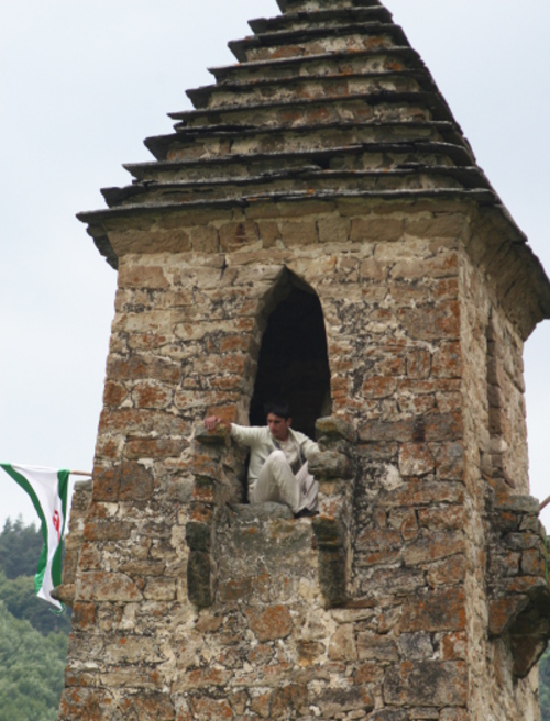 Турист в башне селения Эги-Кал. Ингушетия, 2010 г. Фото Татьяны Гантимуровой для "Кавказского узла"
