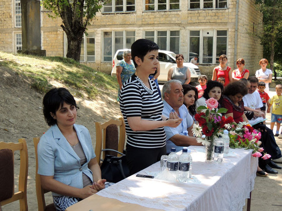 Министр культуры Нарине Агабалян, справа от неё её заместитель Гаяне Атанесян.