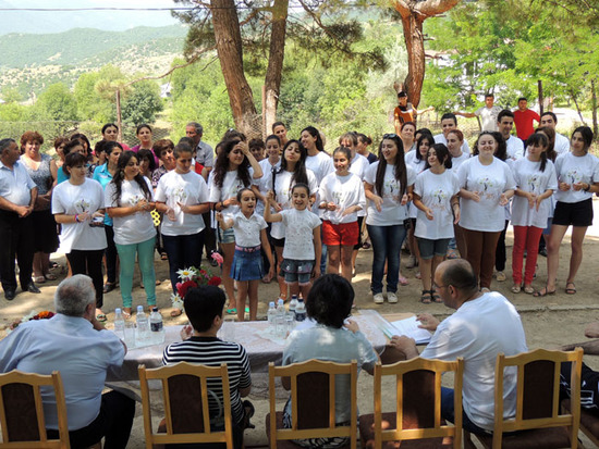Малыши поют армянскую песню.