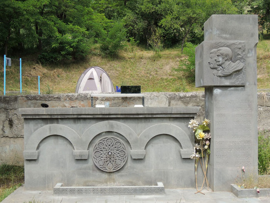 Памятник погибшим в войнах во дворе школы.