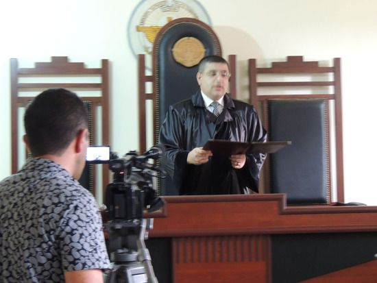 Судья Анатолий Тадевосян зачитывает приговор.
