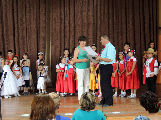 Сейран Карапетян – преподаватель-координатор лагеря награждает Грамотой Людмилу Гаспарян.