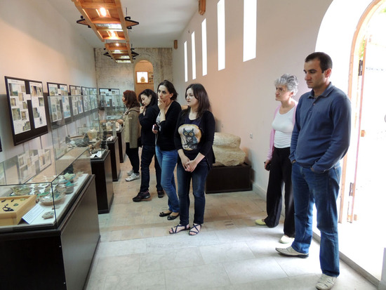 Тигранакерт. Гид Ануш (четвёртая слева) рассказывает о экспонатах музея.
