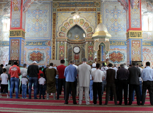 Обеденный намаз в Суннитской мечети Владикавказа 8 августа 2013 г. Фото Эммы Марзоевой для "Кавказского узла"