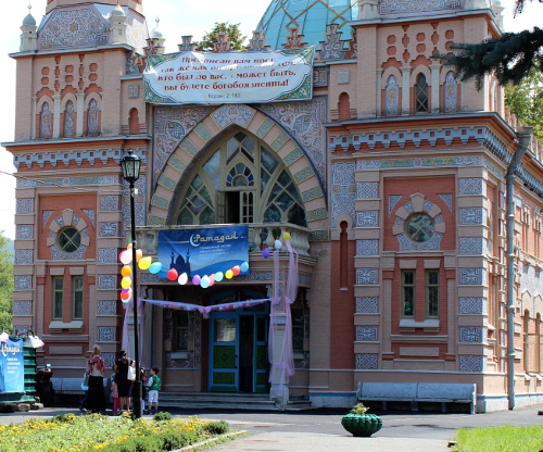 У входа в Суннитскую мечеть Владикавказа 8 августа 2013 г. Фото Эммы Марзоевой для "Кавказского узла"