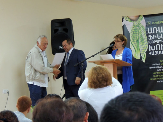 Глава Шушинской администрации Владимир Касьян (второй слева) награждает Грамотой соучредителя гостиницы 