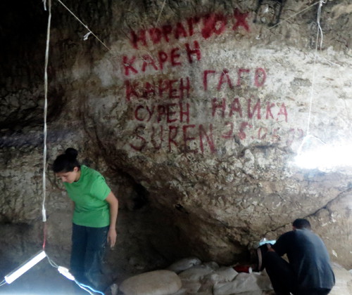 Надписи "туристов" на стенах Азохской пещеры. Нагорный Карабах, Гадрутский район, село Азох, 4 августа 2013 г. Фото Алвард Григорян для "Кавказского узла" 