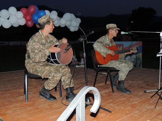 Не запланированный номер исполняют военнослужащие Армии обороны Карабаха.