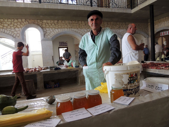 Борис, житель общины с.Хин шен Шушинского района, привёз горный мёд на продажу.