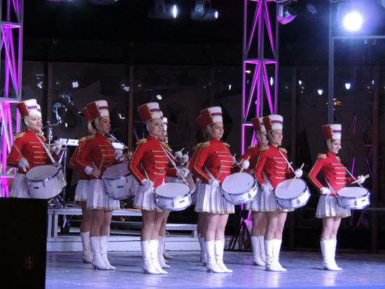 Девочки-барабанщицы из Еревана.