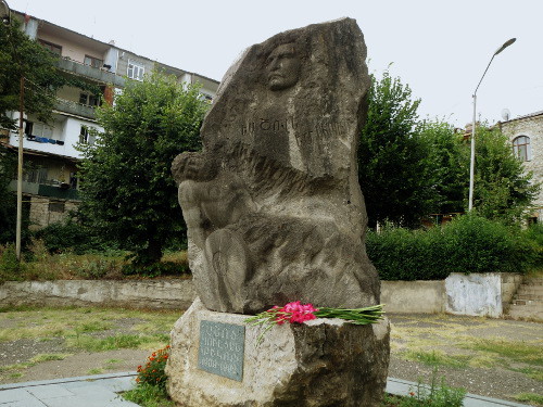Памятник Ашоту Гуляну в парке его имени. Нагорный Карабах, Степанакерт. 1 сентября 2013 г. Фото Алвард Григорян для "Кавказского узла"