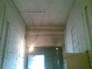 Вход в здание бывшего цеха консервного завода, в котором живет Азамат Арчаков. Ингушетия, Назрановский район, село Али-Юрт, 9 сентября 2013 г. Фото очевидца 