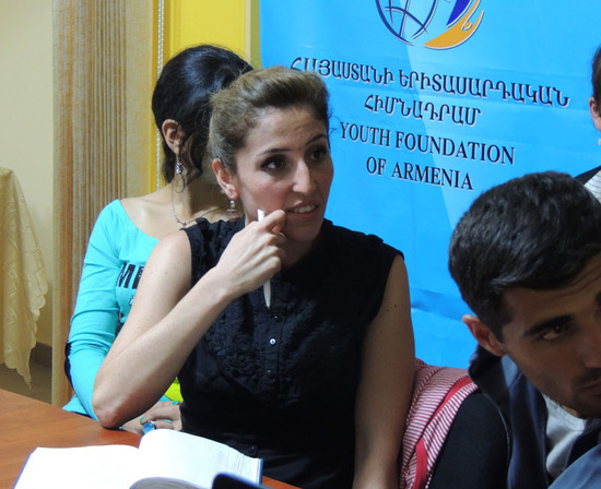 Асмик Маргарян, координатор Армянского молодёжного фонда Вайоц-дзорского региона представляет свою группу.