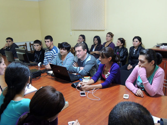 Карабахцы слушают гостей из Армении.