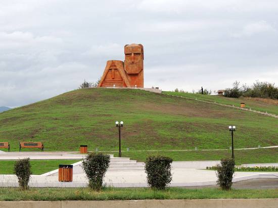 Перед торжественным открытием отремонтированного памятника и сквера на территории символа Арцаха – памятника “Мы и наши горы” 