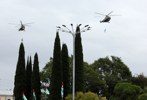 Военные вертолеты во время военного парада в Сухуме 30 сентября 2013 г. Фото Анжелы Кучуберия для "Кавказского узла"