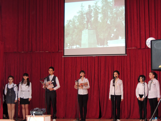 Ученики читают стихи арянских поэтов и Виктора Коноплёва.