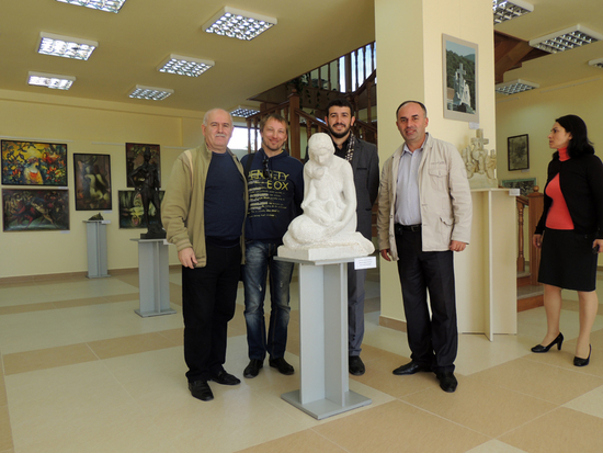 Справа налево: Ашот Бегларян, Давид Саркисян,Виктор Коноплёв и я рядом ссоскульптурой Давида 