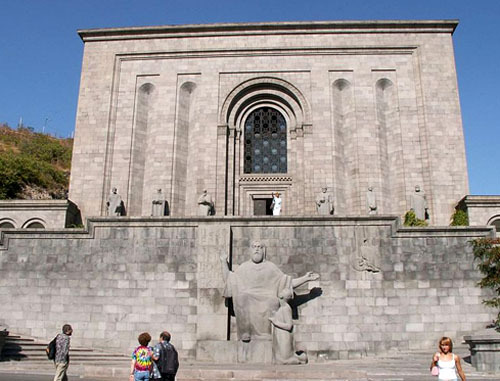 Здание института Матенадаран. Ереван. Фото: Al Silonov, http://ru.wikipedia.org/