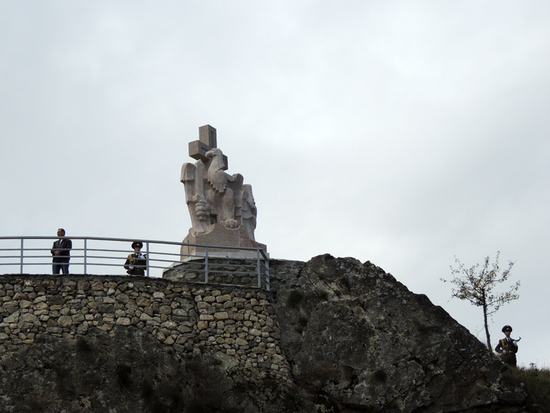 Памятник погибшим воинам в с.Аветараноц Аскеранского района. 